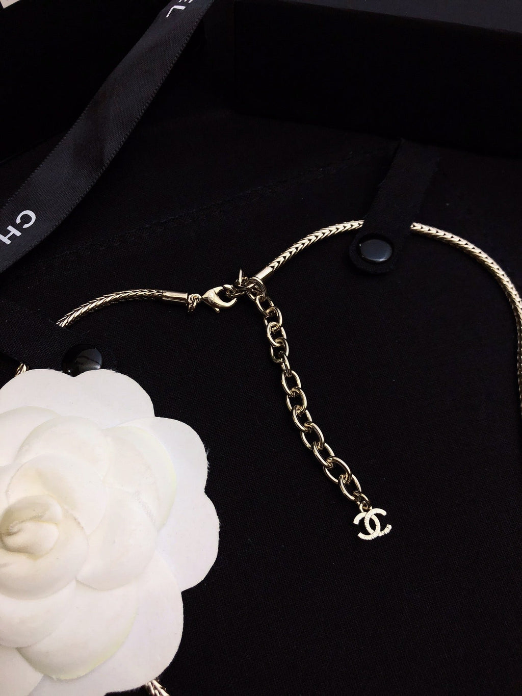 CHANEL 26S CHANEL CC LOGO MADEMOISELLE ROUND NECKLACE IN GOLD METAL 633322