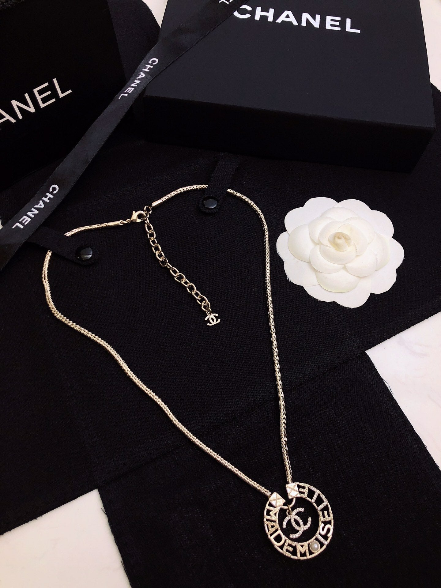 CHANEL 26S CHANEL CC LOGO MADEMOISELLE ROUND NECKLACE IN GOLD METAL 633322