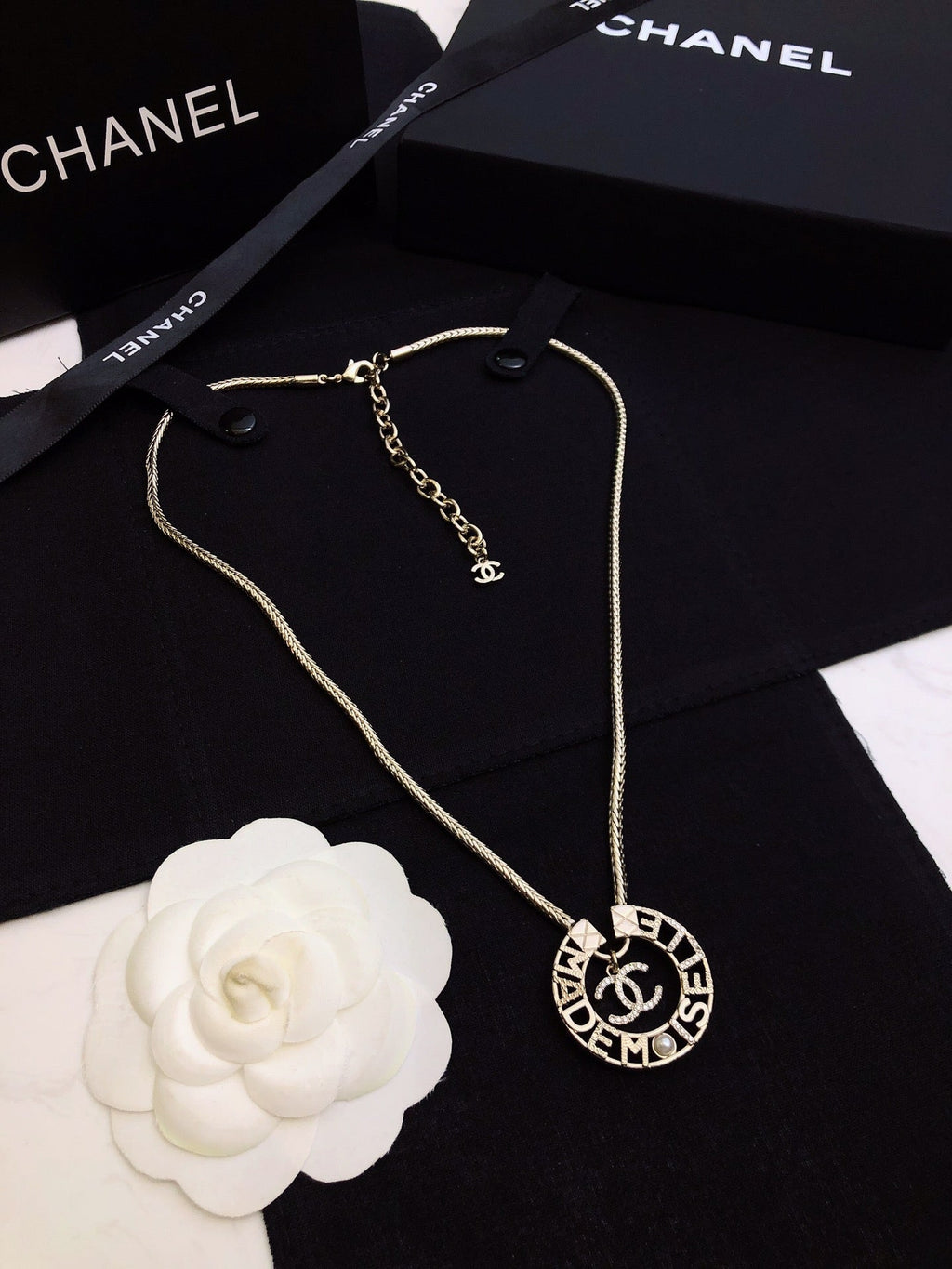 CHANEL 26S CHANEL CC LOGO MADEMOISELLE ROUND NECKLACE IN GOLD METAL 633322