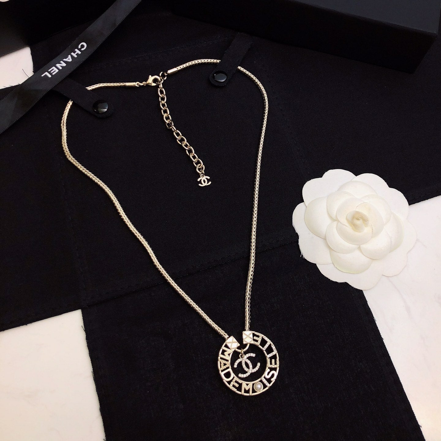 CHANEL 26S CHANEL CC LOGO MADEMOISELLE ROUND NECKLACE IN GOLD METAL 633322