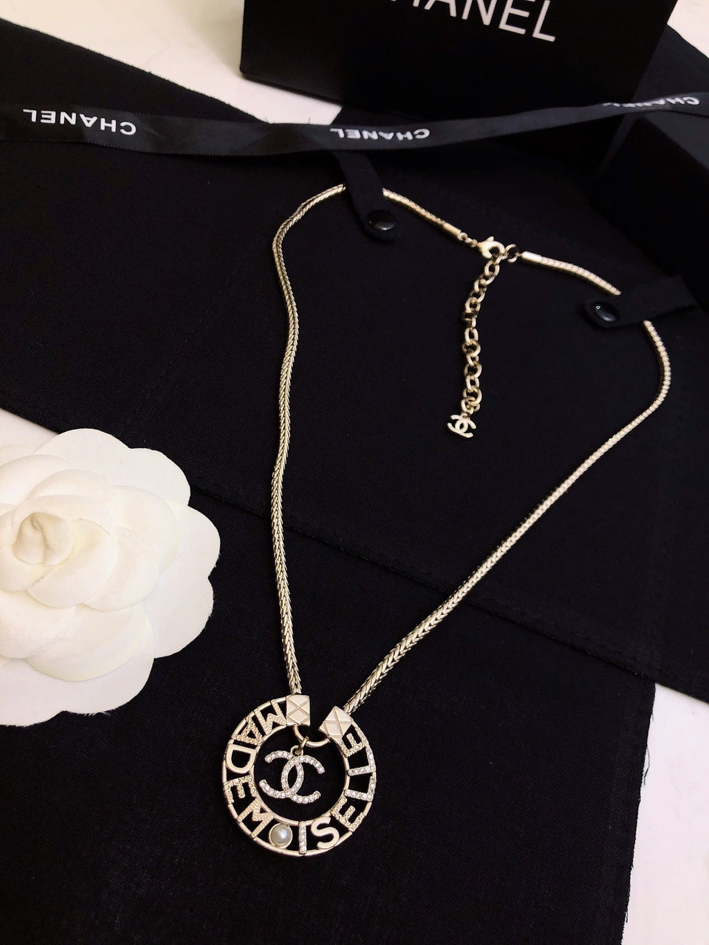 CHANEL 26S CHANEL CC LOGO MADEMOISELLE ROUND NECKLACE IN GOLD METAL 633322