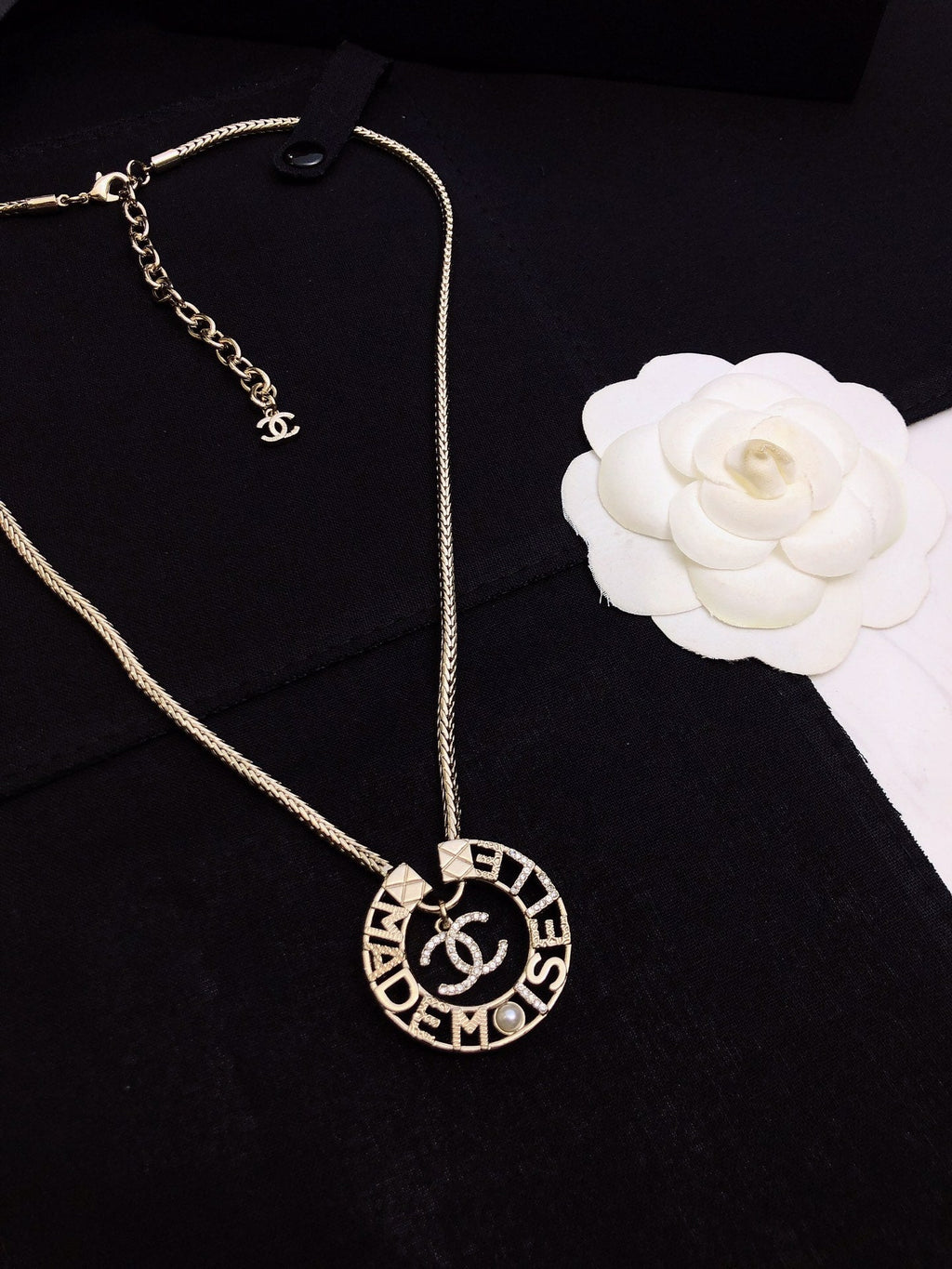 CHANEL 26S CHANEL CC LOGO MADEMOISELLE ROUND NECKLACE IN GOLD METAL 633322
