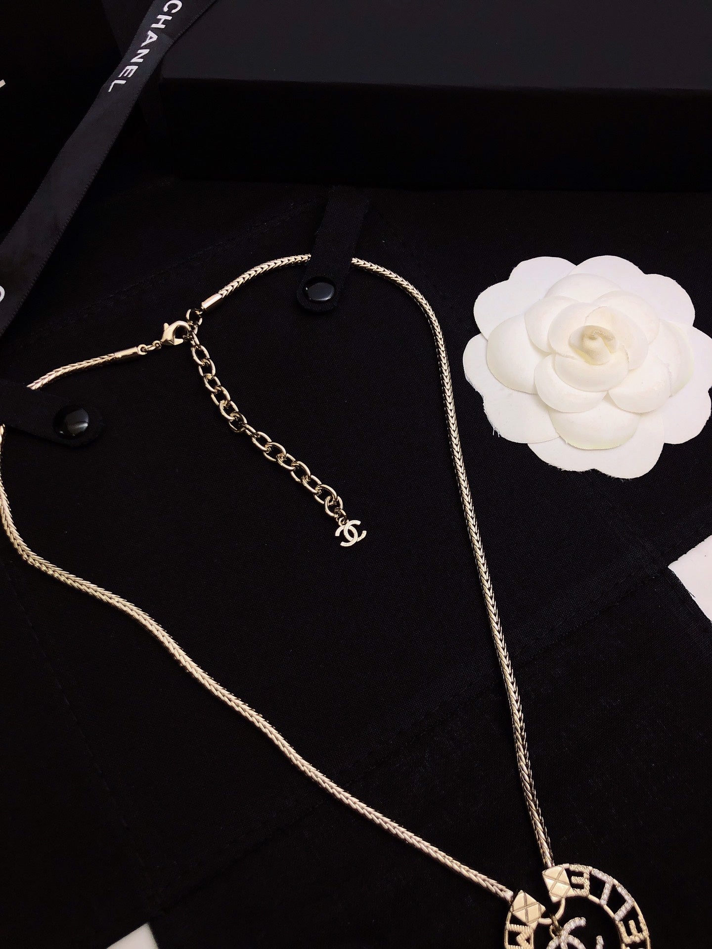 CHANEL 26S CHANEL CC LOGO MADEMOISELLE ROUND NECKLACE IN GOLD METAL 633322