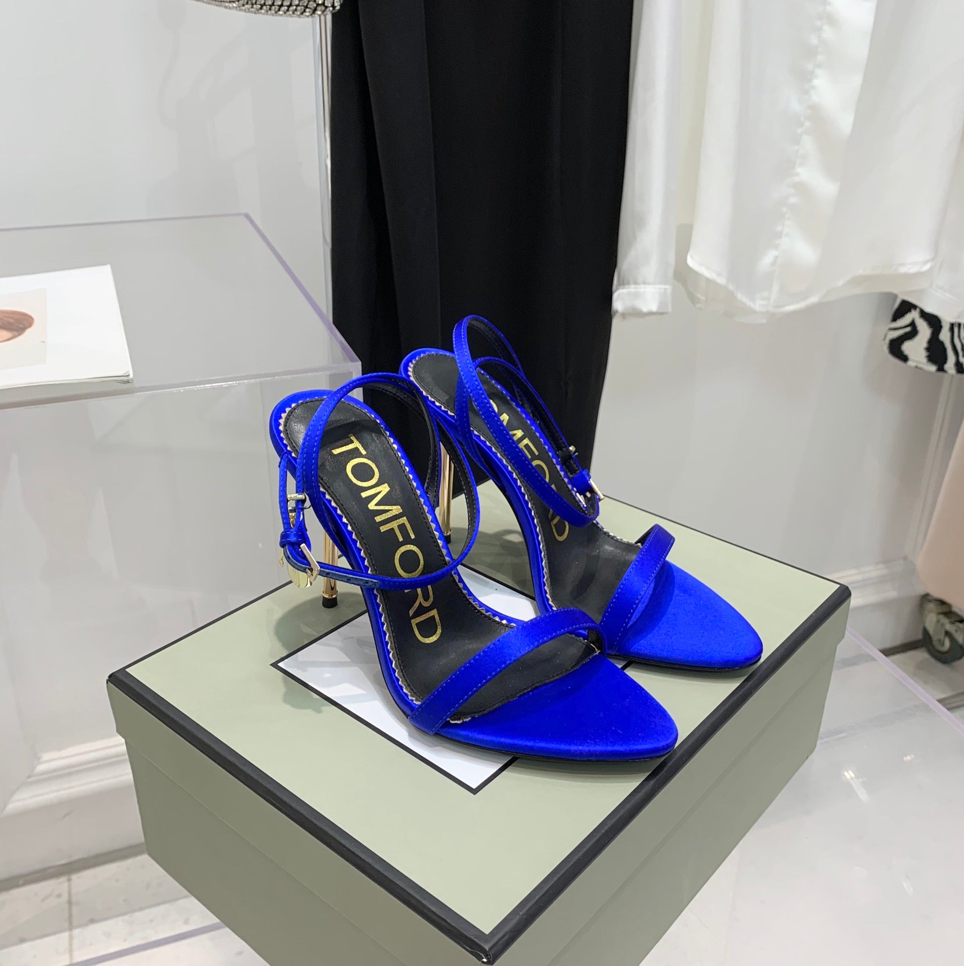 TOM FORD 26S GOLD BUCKLE HEELS 105 MM IN NAVY BLUE LAMBSKIN