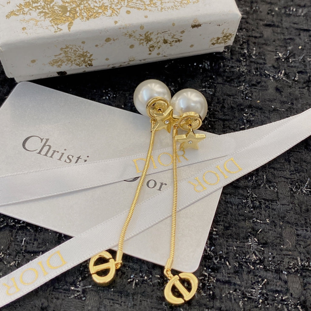 CD 26S PEARL STAR CHAIN DROP EARRINGS IN GOLD TONE METAL 645638