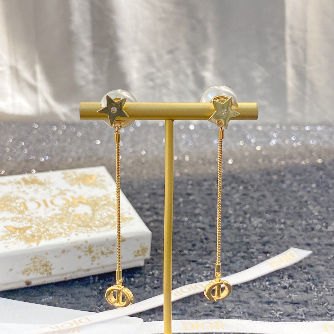 CD 26S PEARL STAR CHAIN DROP EARRINGS IN GOLD TONE METAL 645638