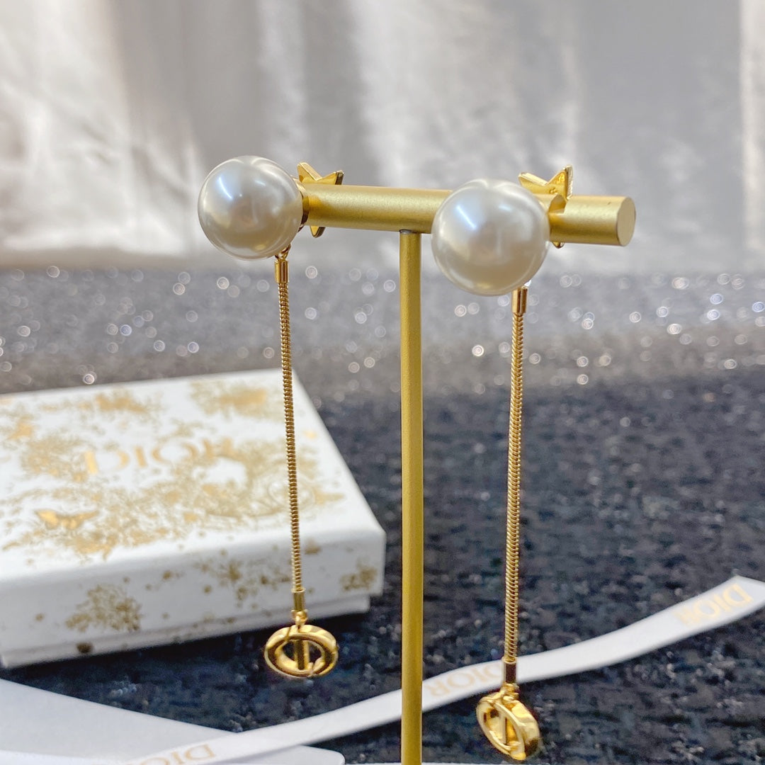 CD 26S PEARL STAR CHAIN DROP EARRINGS IN GOLD TONE METAL 645638