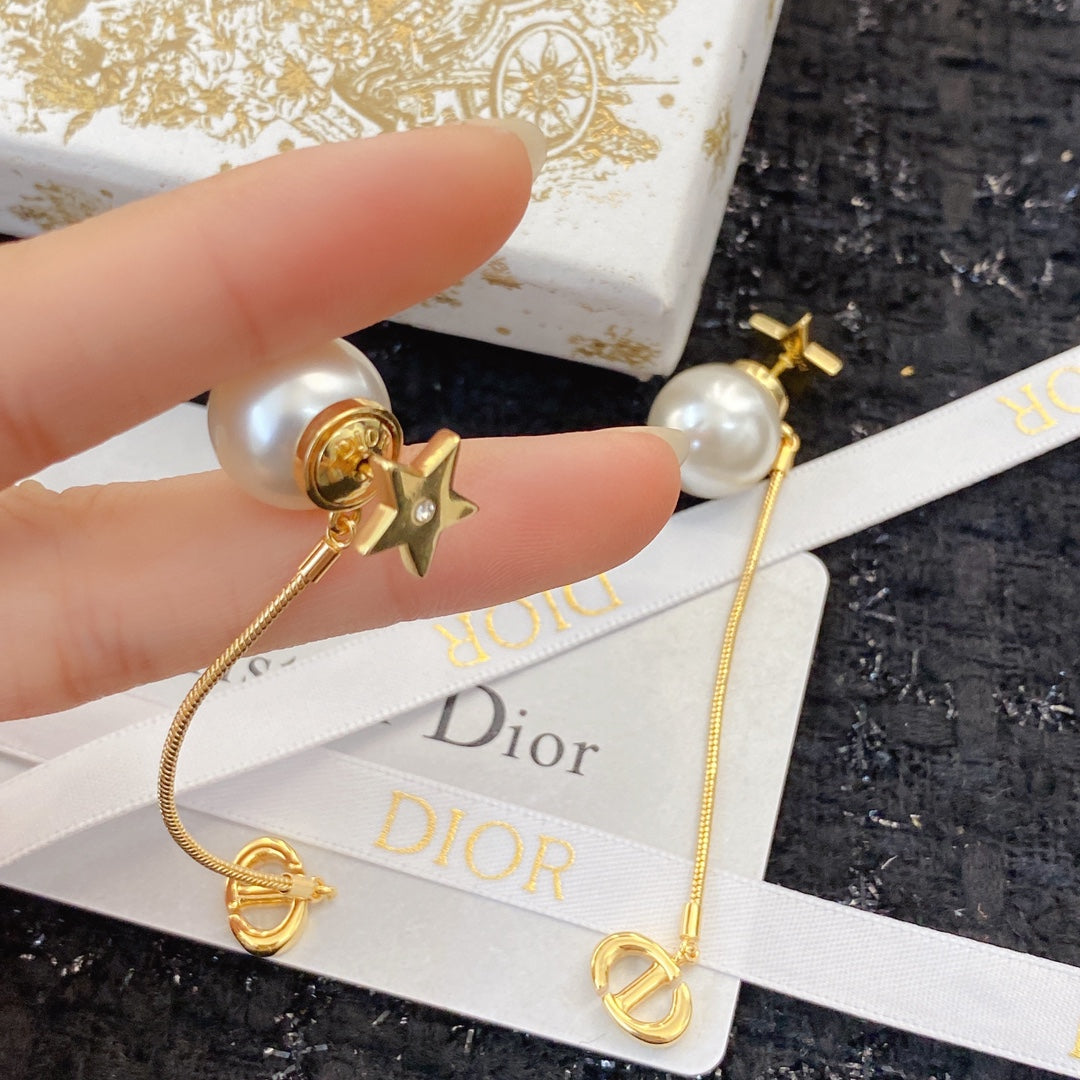 CD 26S PEARL STAR CHAIN DROP EARRINGS IN GOLD TONE METAL 645638