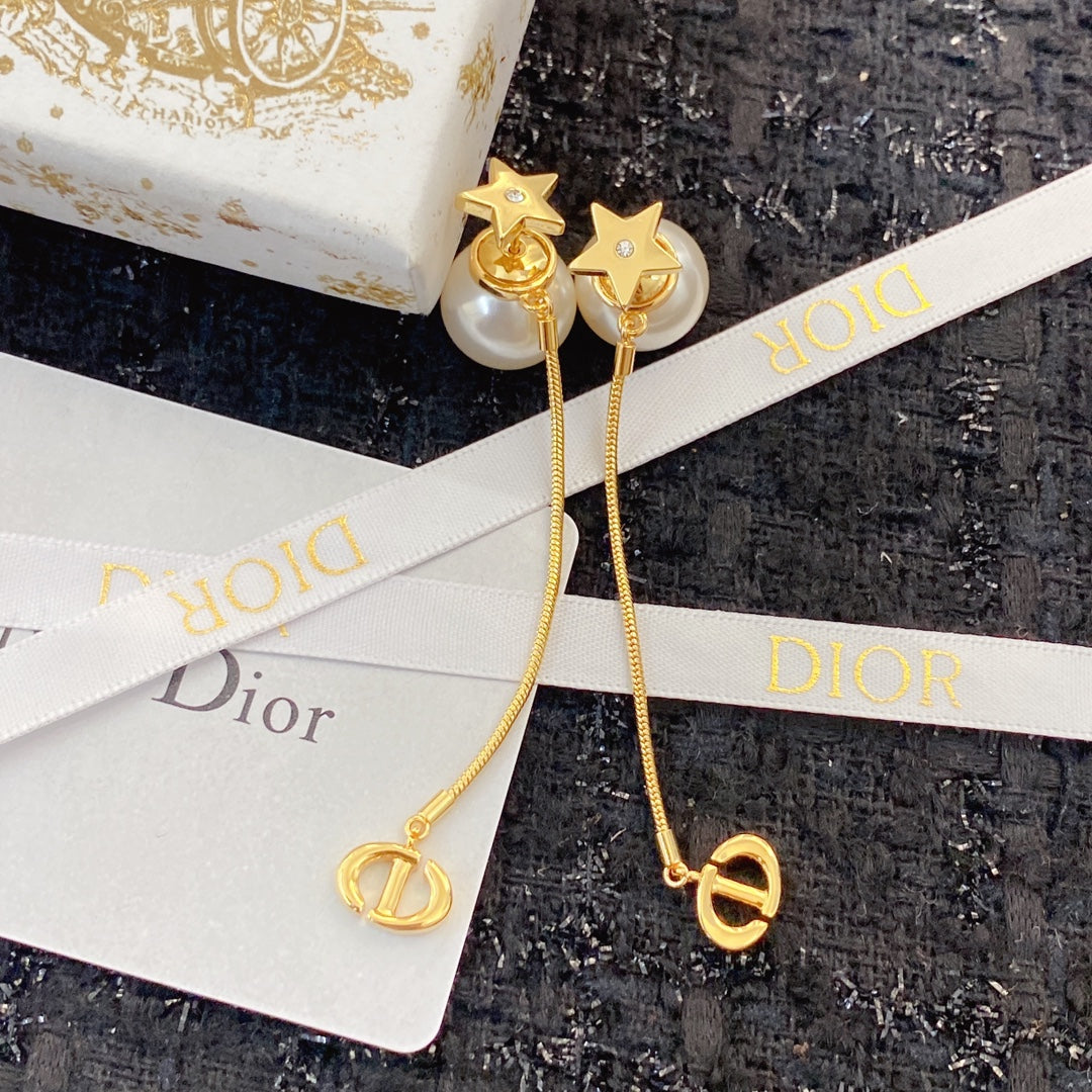 CD 26S PEARL STAR CHAIN DROP EARRINGS IN GOLD TONE METAL 645638