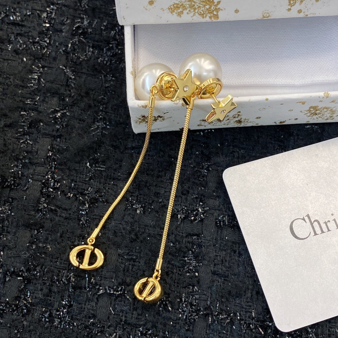 CD 26S PEARL STAR CHAIN DROP EARRINGS IN GOLD TONE METAL 645638