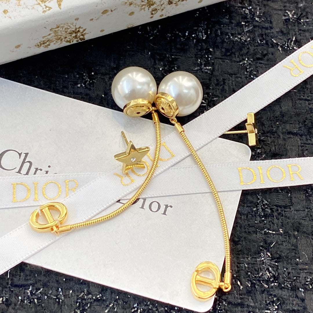 CD 26S PEARL STAR CHAIN DROP EARRINGS IN GOLD TONE METAL 645638