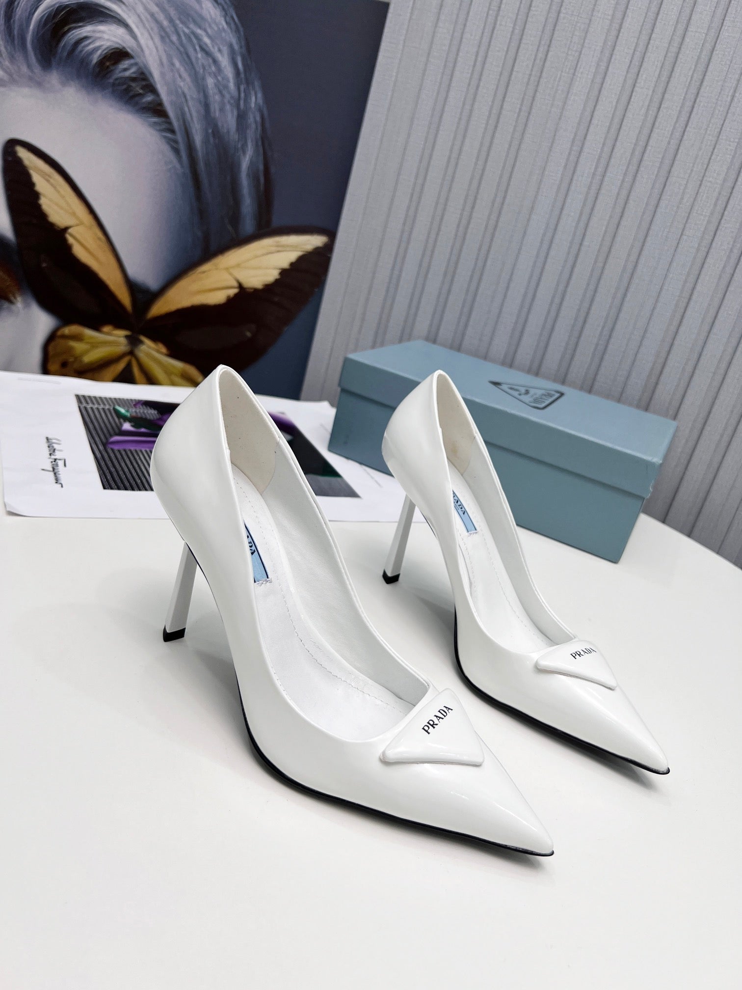 PRADA 26S POINTED TOE PUMPS STILETTO HEEL 95MM IN WHITE PATENT CALFSKIN LOGO