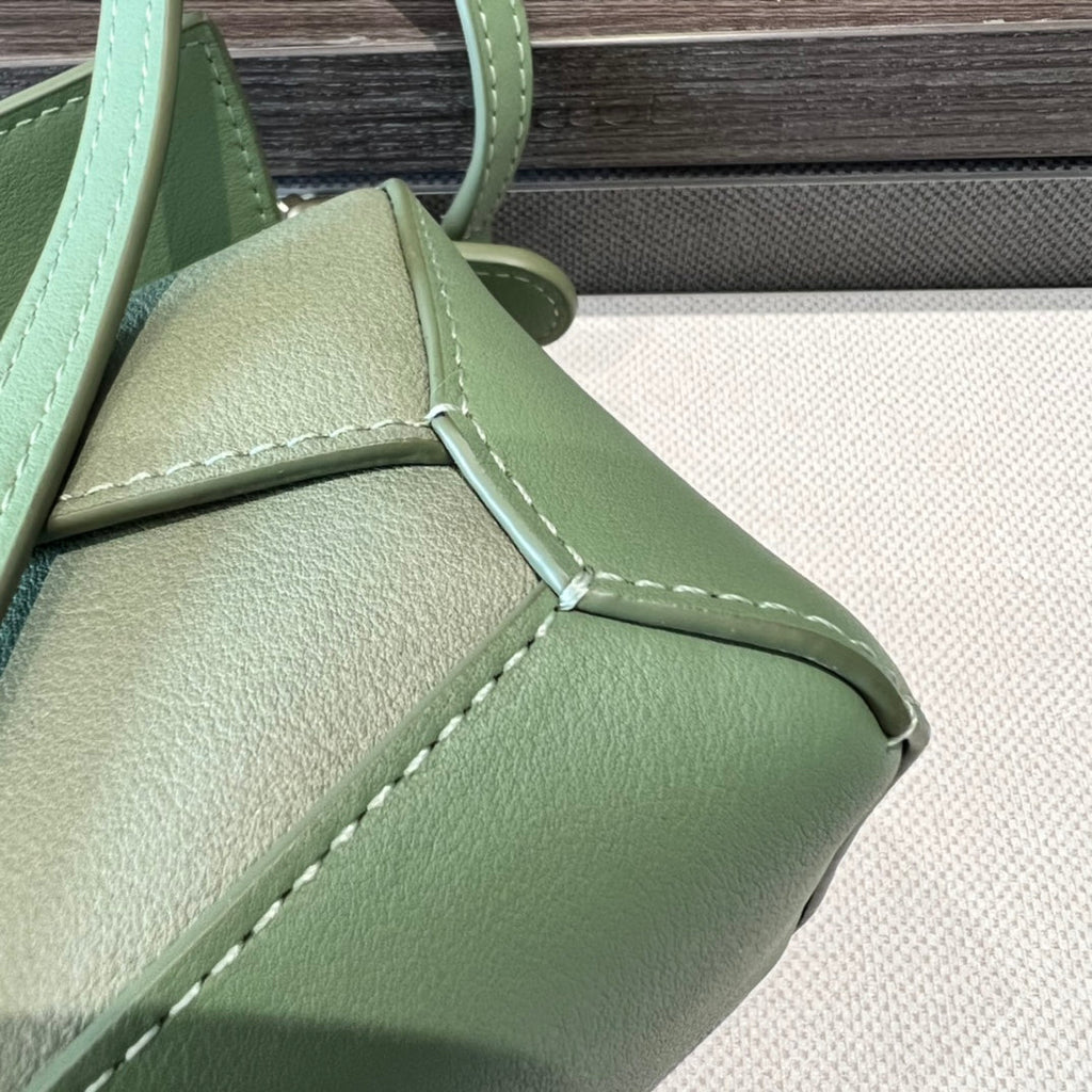 LOEWE 26S PUZZLE EDGE BAG 18 IN LIGHT GREEN MIX IVORY CALFSKIN