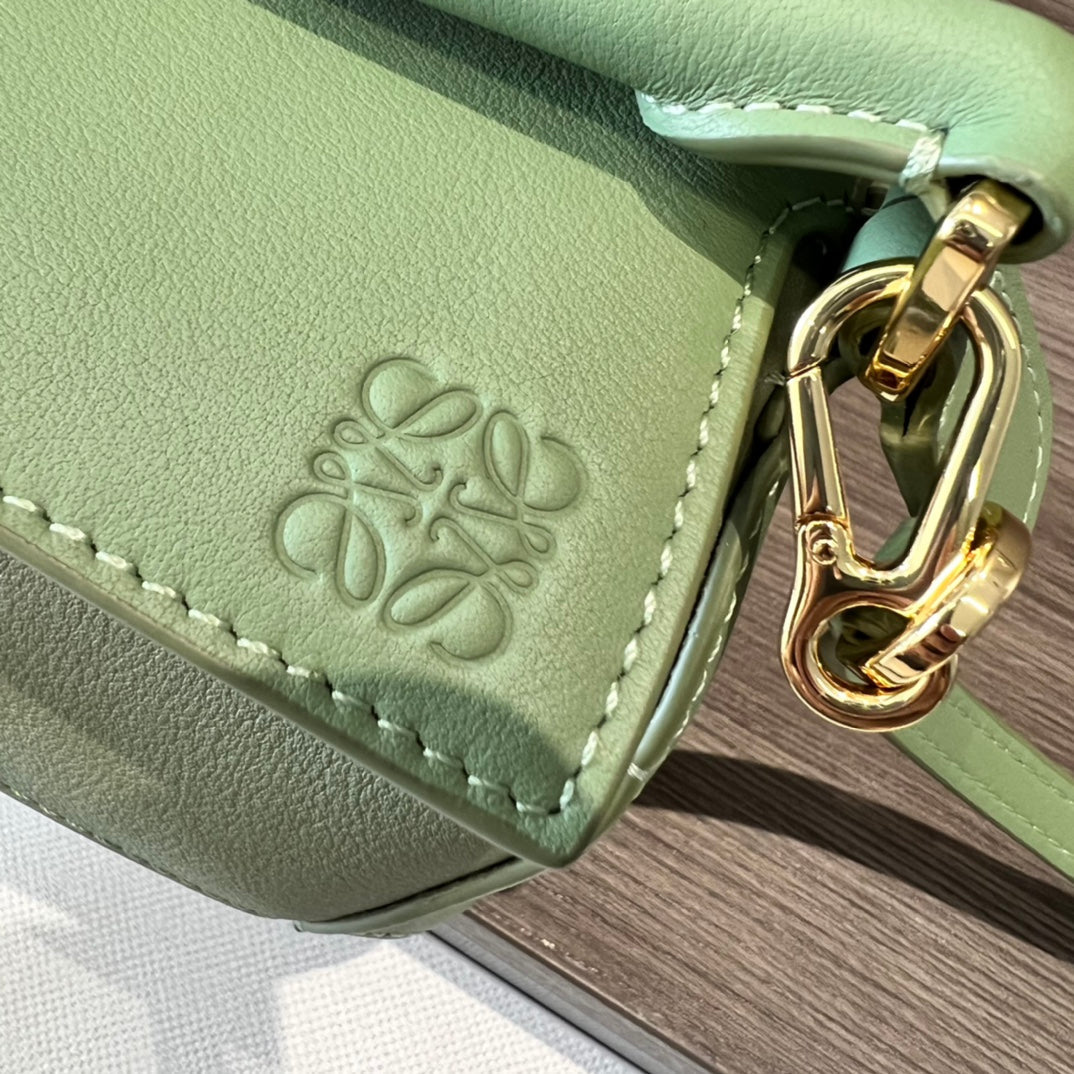 LOEWE 26S PUZZLE EDGE BAG 18 IN LIGHT GREEN MIX IVORY CALFSKIN