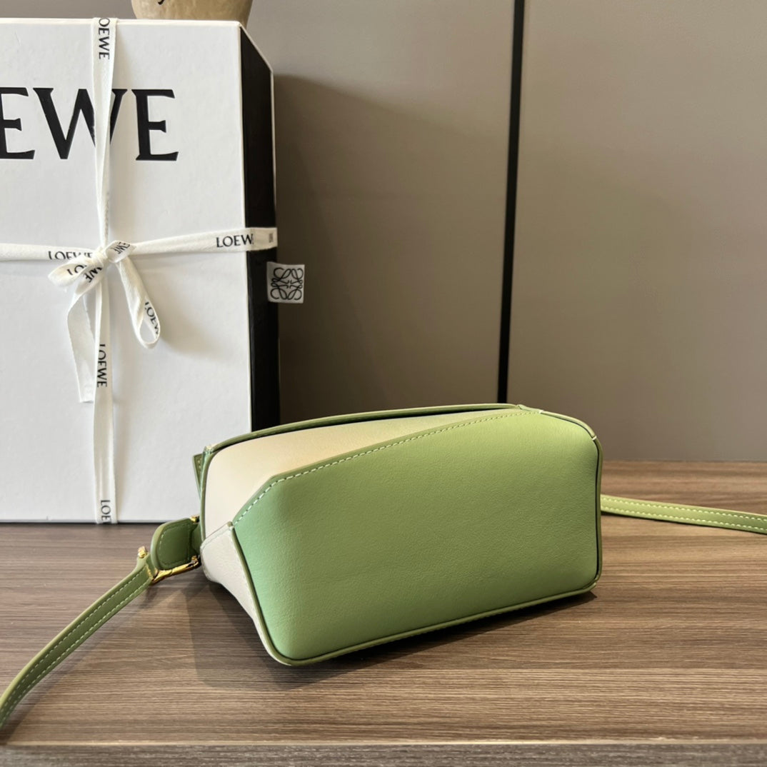 LOEWE 26S PUZZLE EDGE BAG 18 IN LIGHT GREEN MIX IVORY CALFSKIN