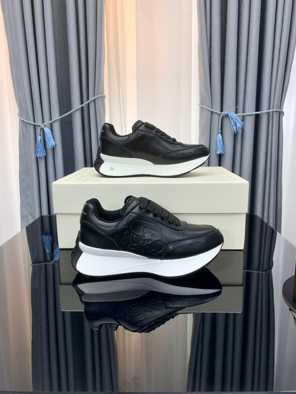 SPRINT RUNNER LOW-TOP IN BLACK CALFSKIN EMBOSSED LOGO