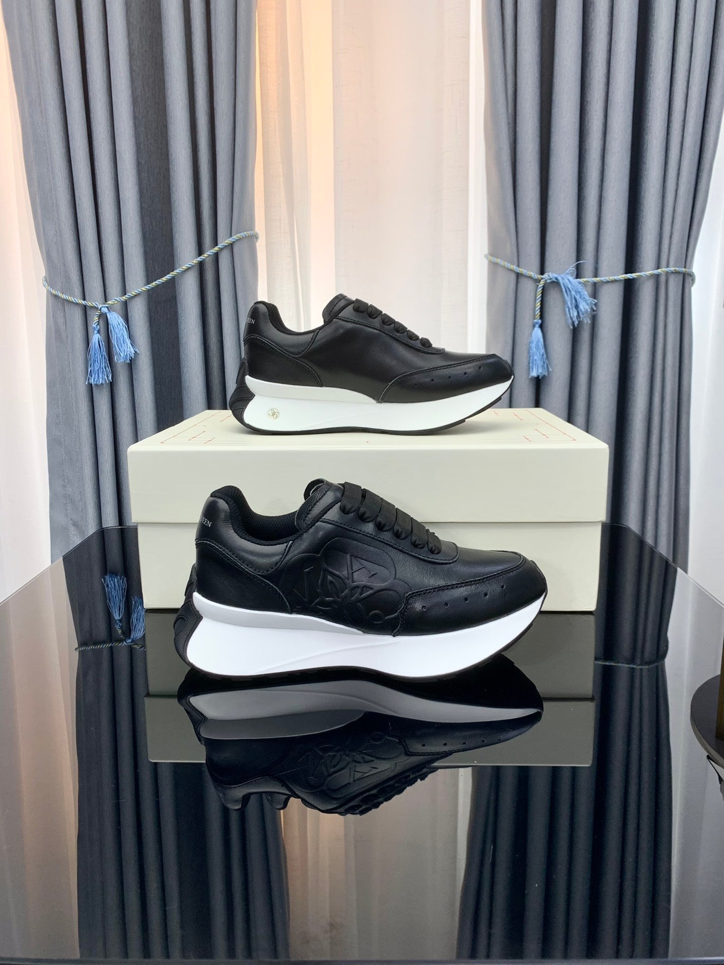 SPRINT RUNNER LOW-TOP IN BLACK CALFSKIN EMBOSSED LOGO