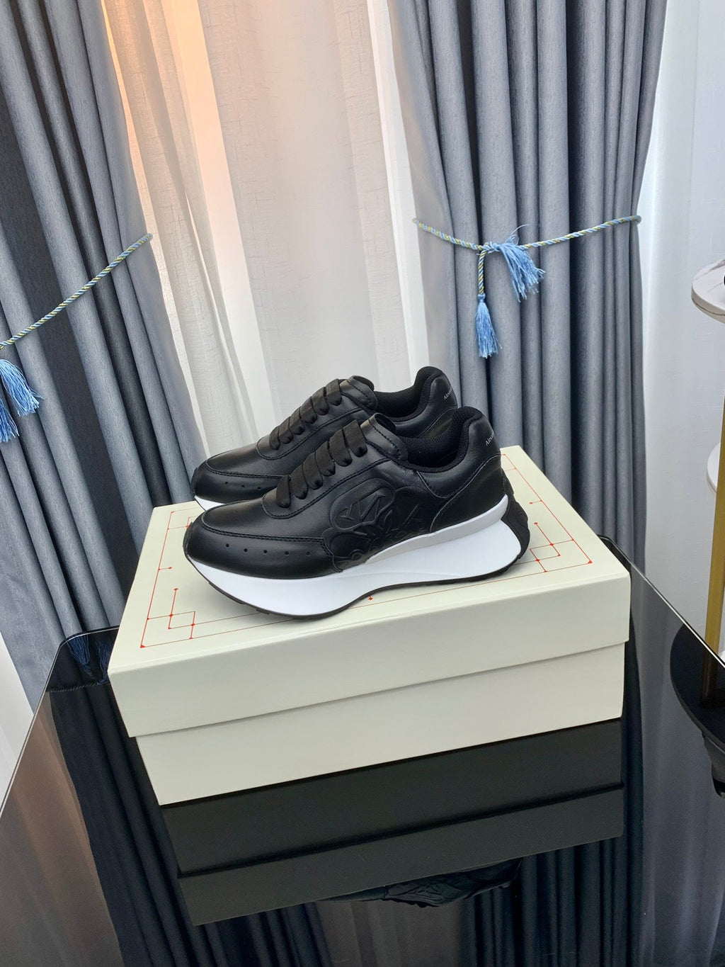 SPRINT RUNNER LOW-TOP IN BLACK CALFSKIN EMBOSSED LOGO
