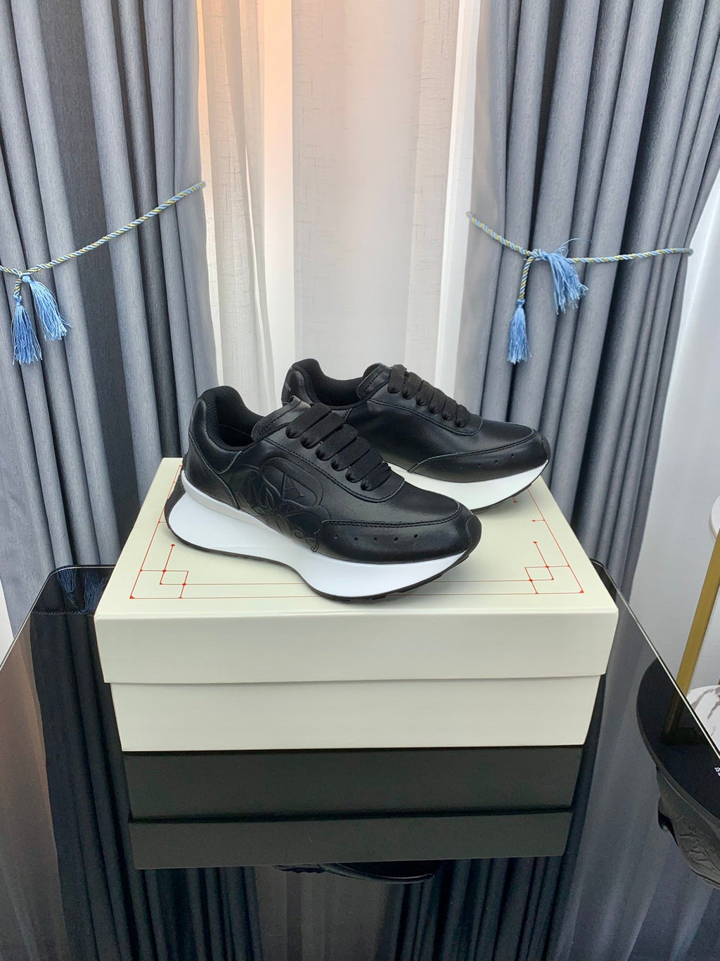 SPRINT RUNNER LOW-TOP IN BLACK CALFSKIN EMBOSSED LOGO