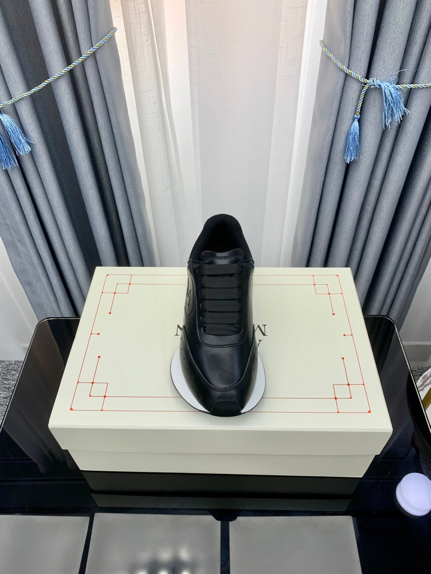 SPRINT RUNNER LOW-TOP IN BLACK CALFSKIN EMBOSSED LOGO
