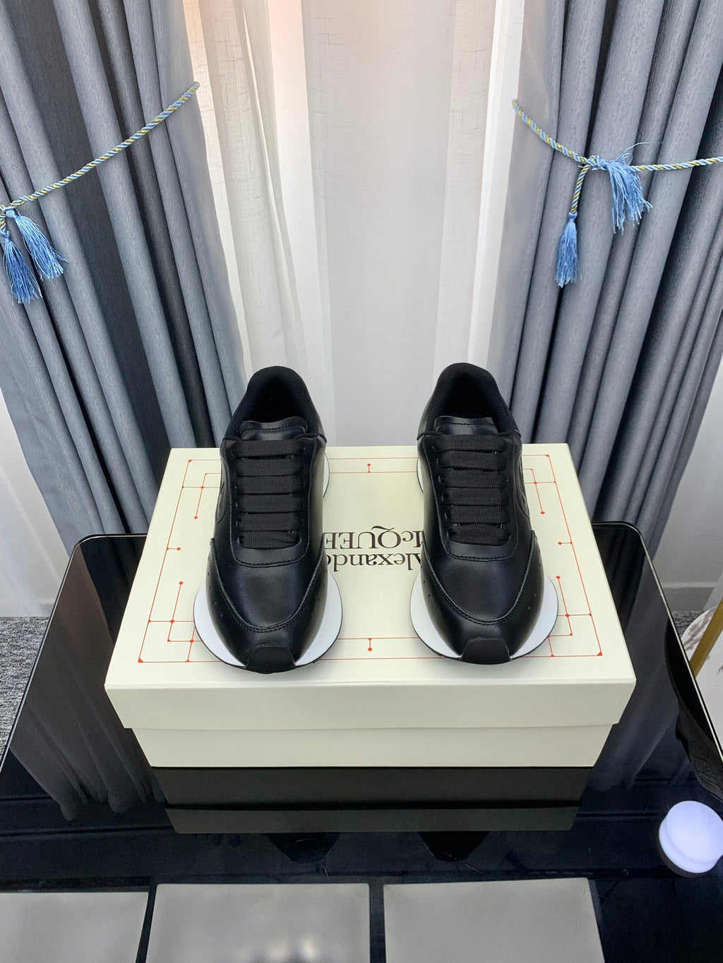 SPRINT RUNNER LOW-TOP IN BLACK CALFSKIN EMBOSSED LOGO