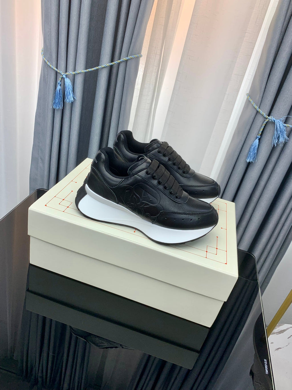 SPRINT RUNNER LOW-TOP IN BLACK CALFSKIN EMBOSSED LOGO