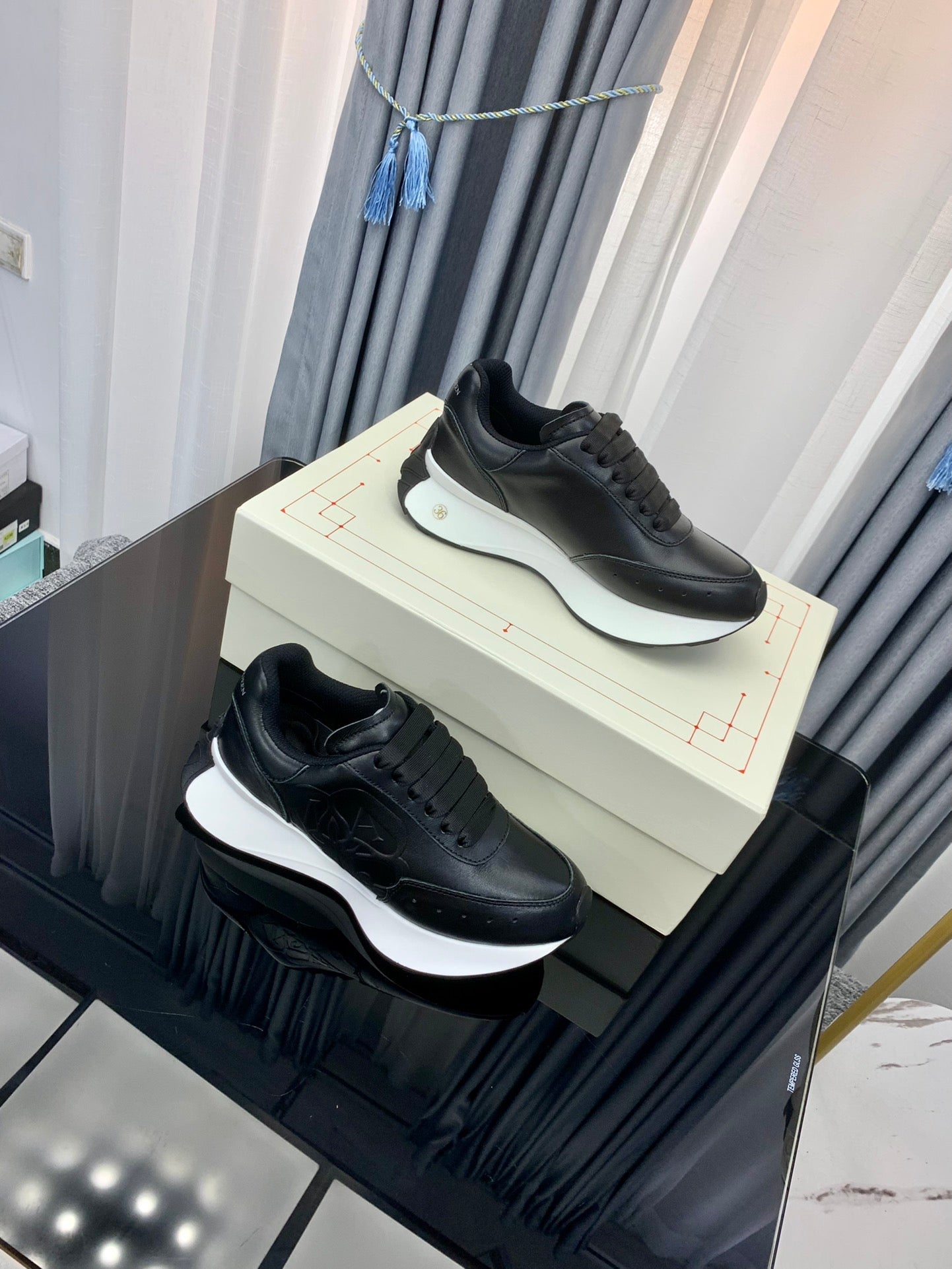 SPRINT RUNNER LOW-TOP IN BLACK CALFSKIN EMBOSSED LOGO
