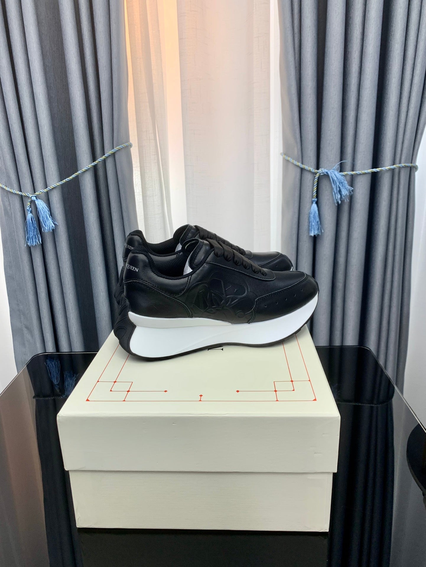 SPRINT RUNNER LOW-TOP IN BLACK CALFSKIN EMBOSSED LOGO