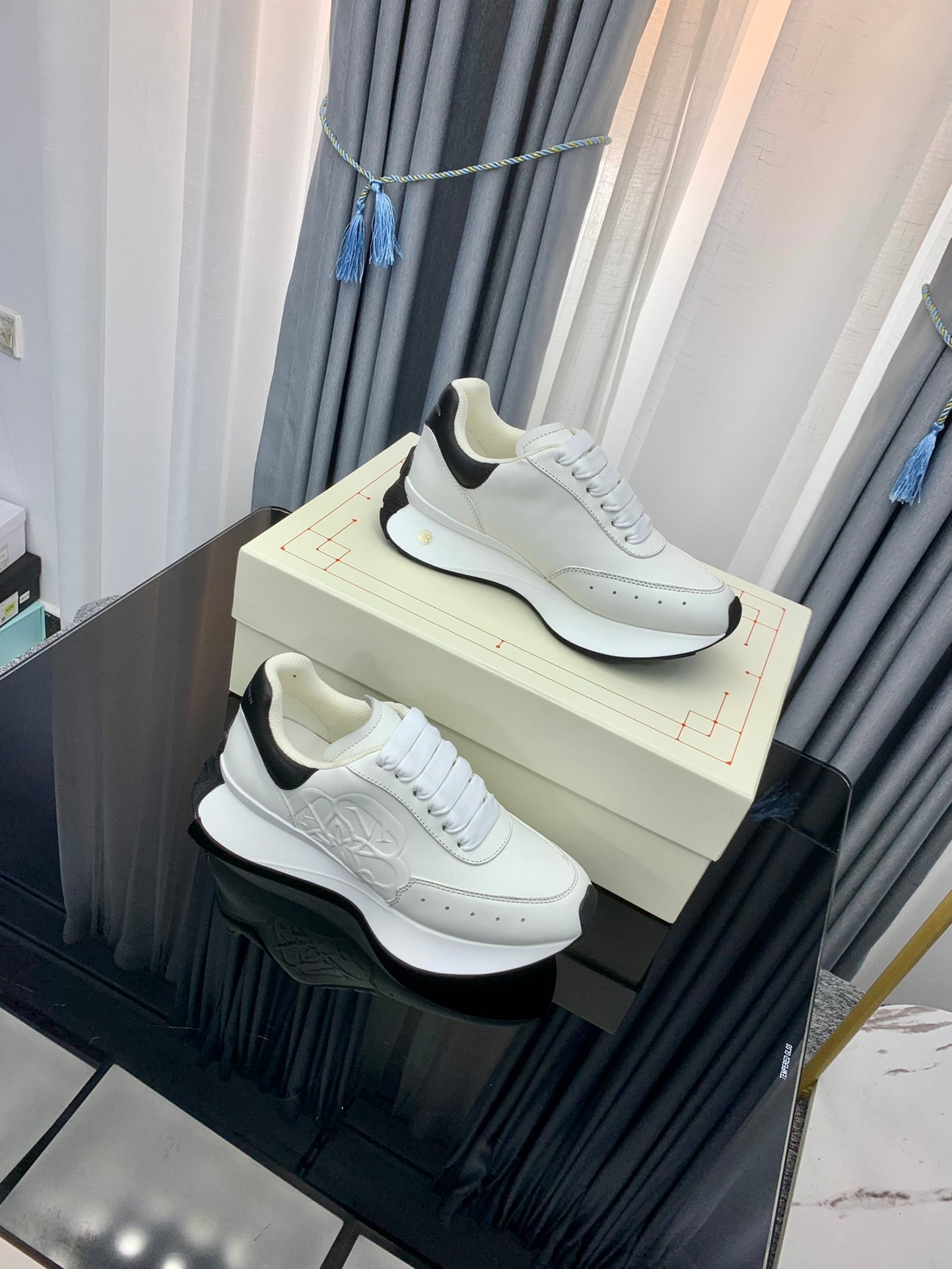 SPRINT RUNNER LOW-TOP IN WHITE CALFSKIN EMBOSSED LOGO