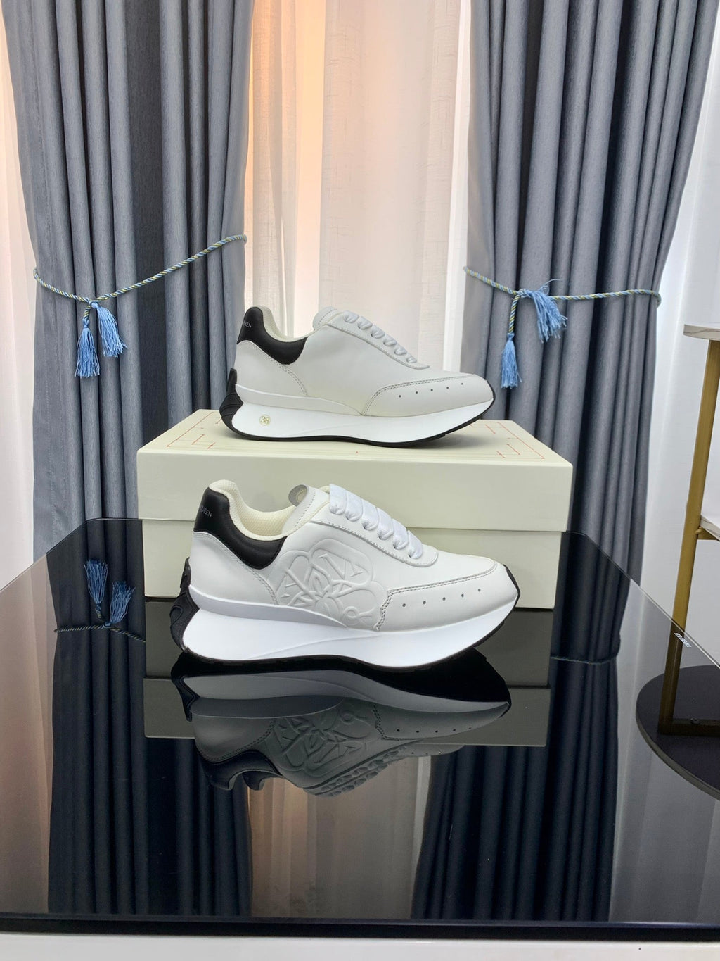 SPRINT RUNNER LOW-TOP IN WHITE CALFSKIN EMBOSSED LOGO