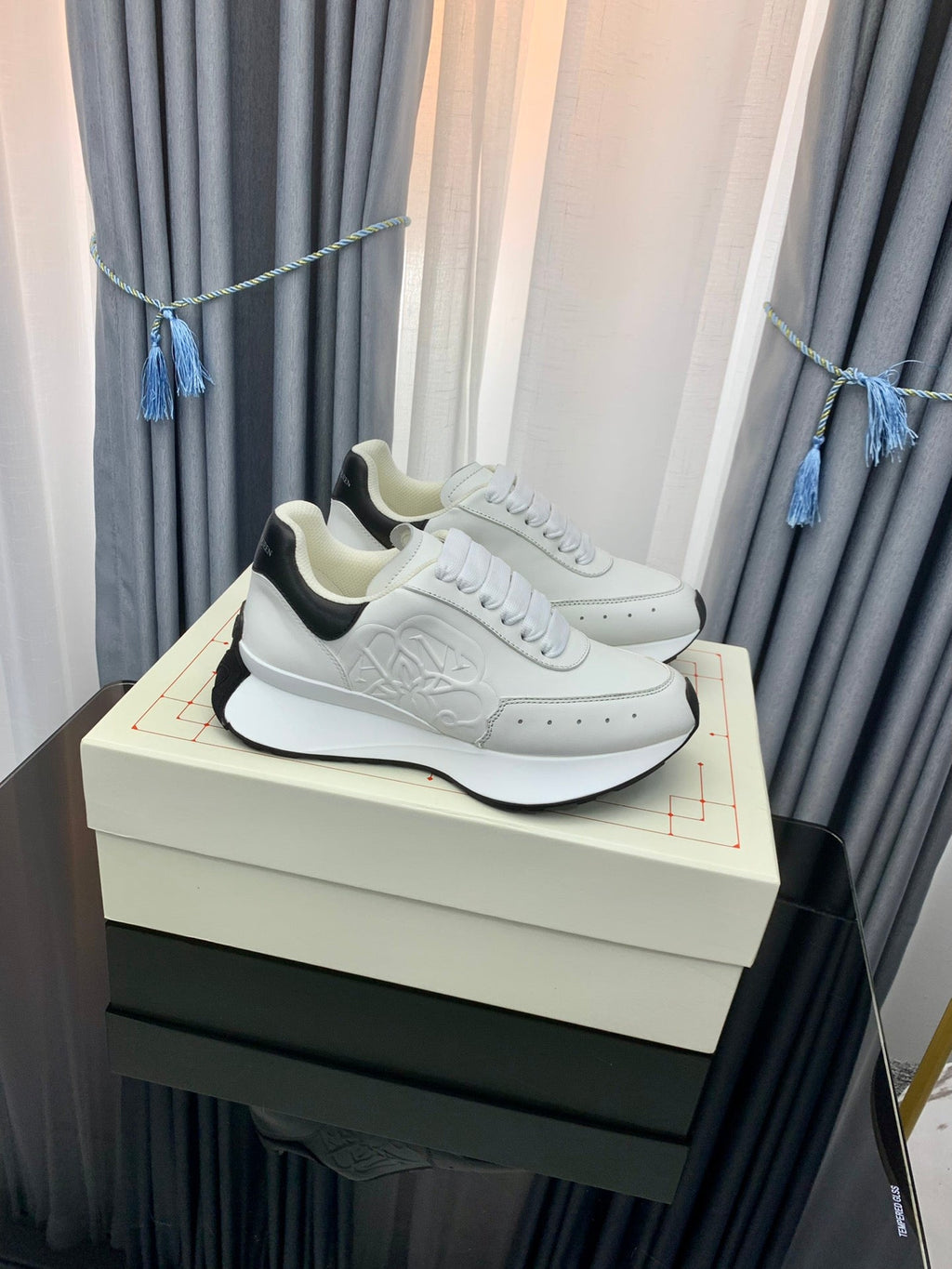 SPRINT RUNNER LOW-TOP IN WHITE CALFSKIN EMBOSSED LOGO
