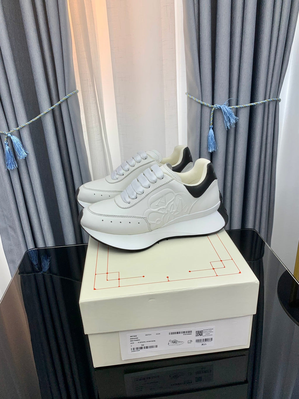 SPRINT RUNNER LOW-TOP IN WHITE CALFSKIN EMBOSSED LOGO