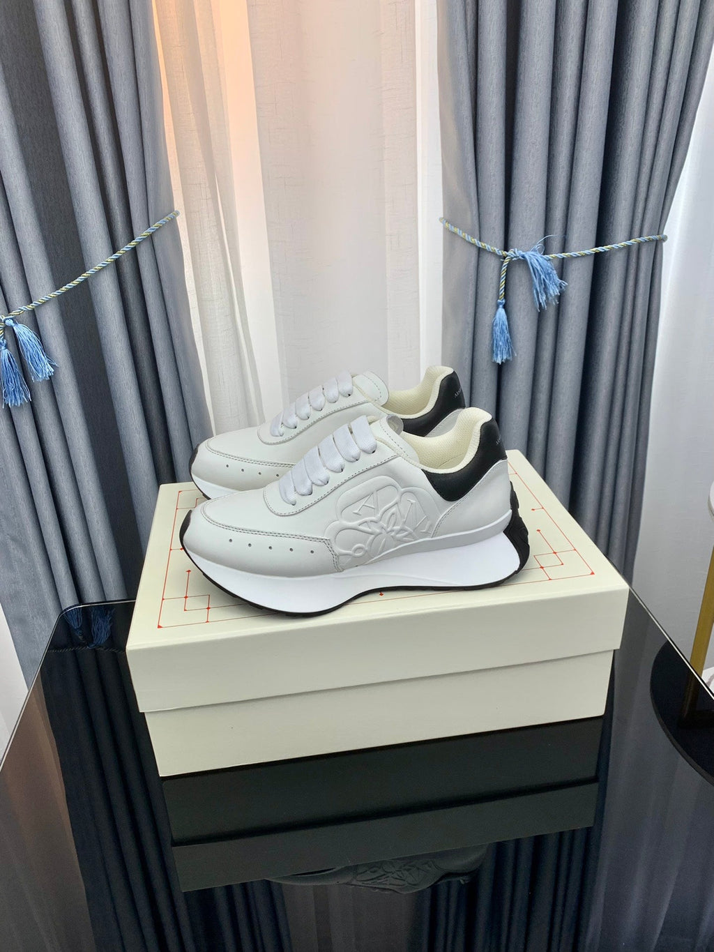 SPRINT RUNNER LOW-TOP IN WHITE CALFSKIN EMBOSSED LOGO