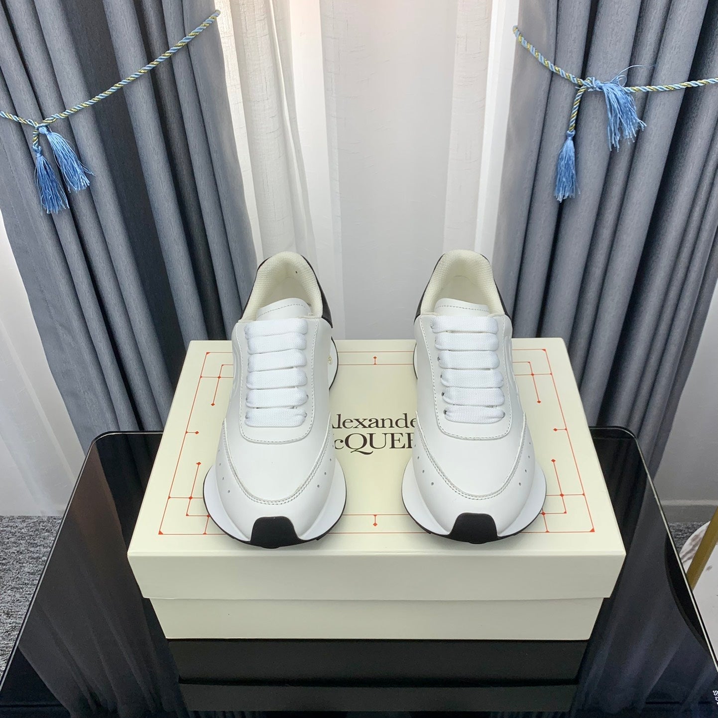 SPRINT RUNNER LOW-TOP IN WHITE CALFSKIN EMBOSSED LOGO