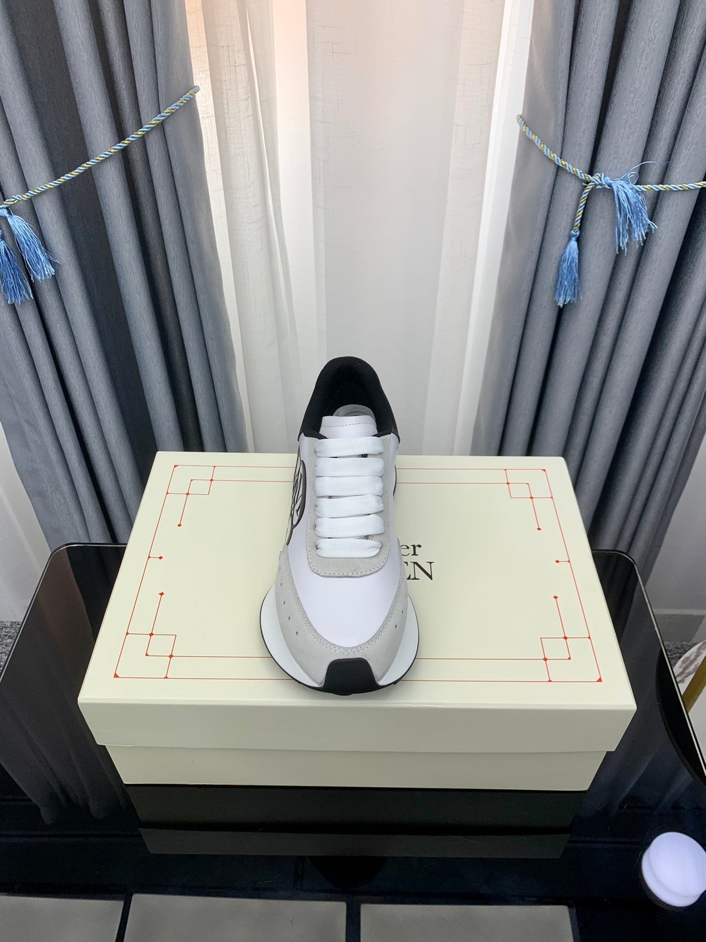 SPRINT RUNNER LOW-TOP IN WHITE CALFSKIN GREY SUEDE AND BLACK HEEL