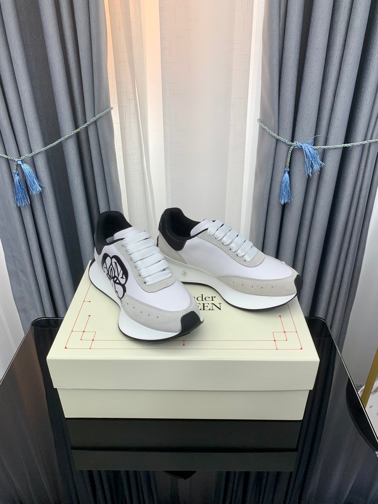 SPRINT RUNNER LOW-TOP IN WHITE CALFSKIN GREY SUEDE AND BLACK HEEL