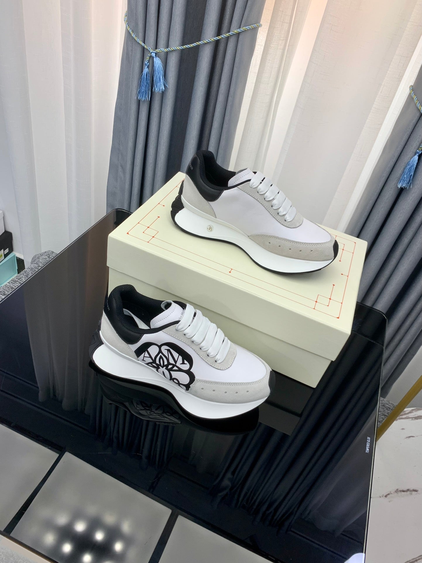 SPRINT RUNNER LOW-TOP IN WHITE CALFSKIN GREY SUEDE AND BLACK HEEL