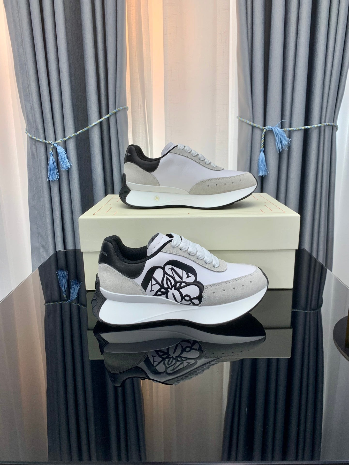 SPRINT RUNNER LOW-TOP IN WHITE CALFSKIN GREY SUEDE AND BLACK HEEL