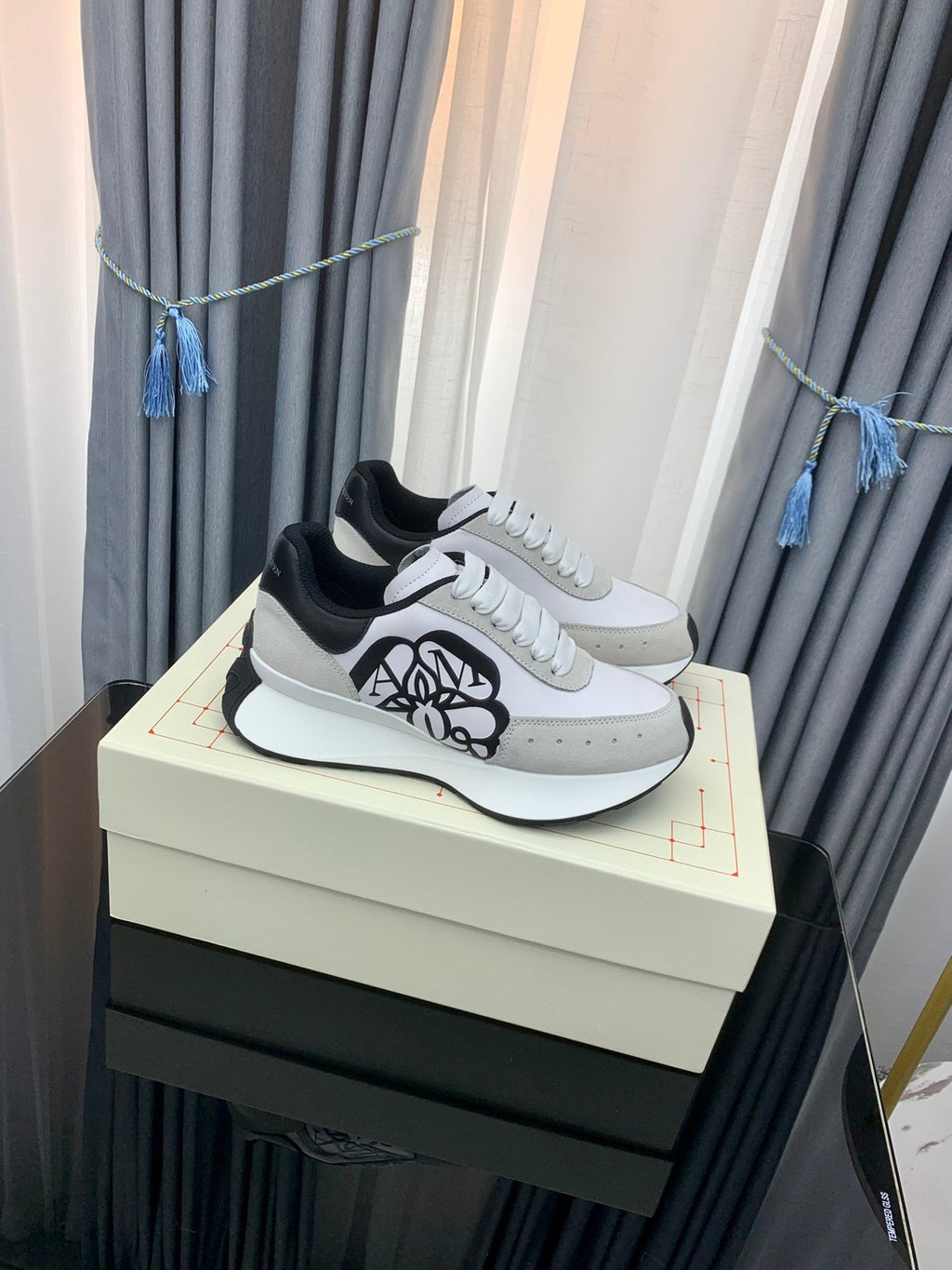 SPRINT RUNNER LOW-TOP IN WHITE CALFSKIN GREY SUEDE AND BLACK HEEL