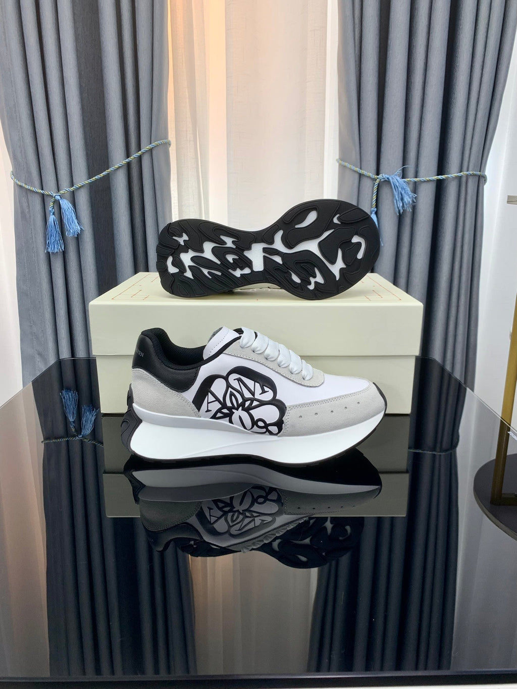 SPRINT RUNNER LOW-TOP IN WHITE CALFSKIN GREY SUEDE AND BLACK HEEL