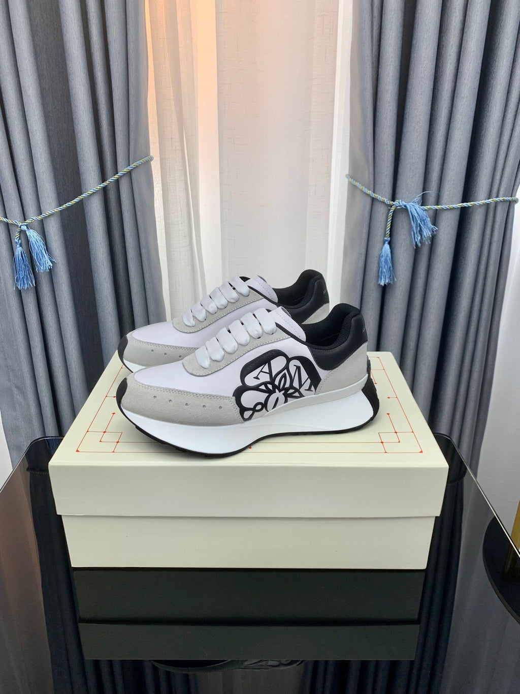 SPRINT RUNNER LOW-TOP IN WHITE CALFSKIN GREY SUEDE AND BLACK HEEL