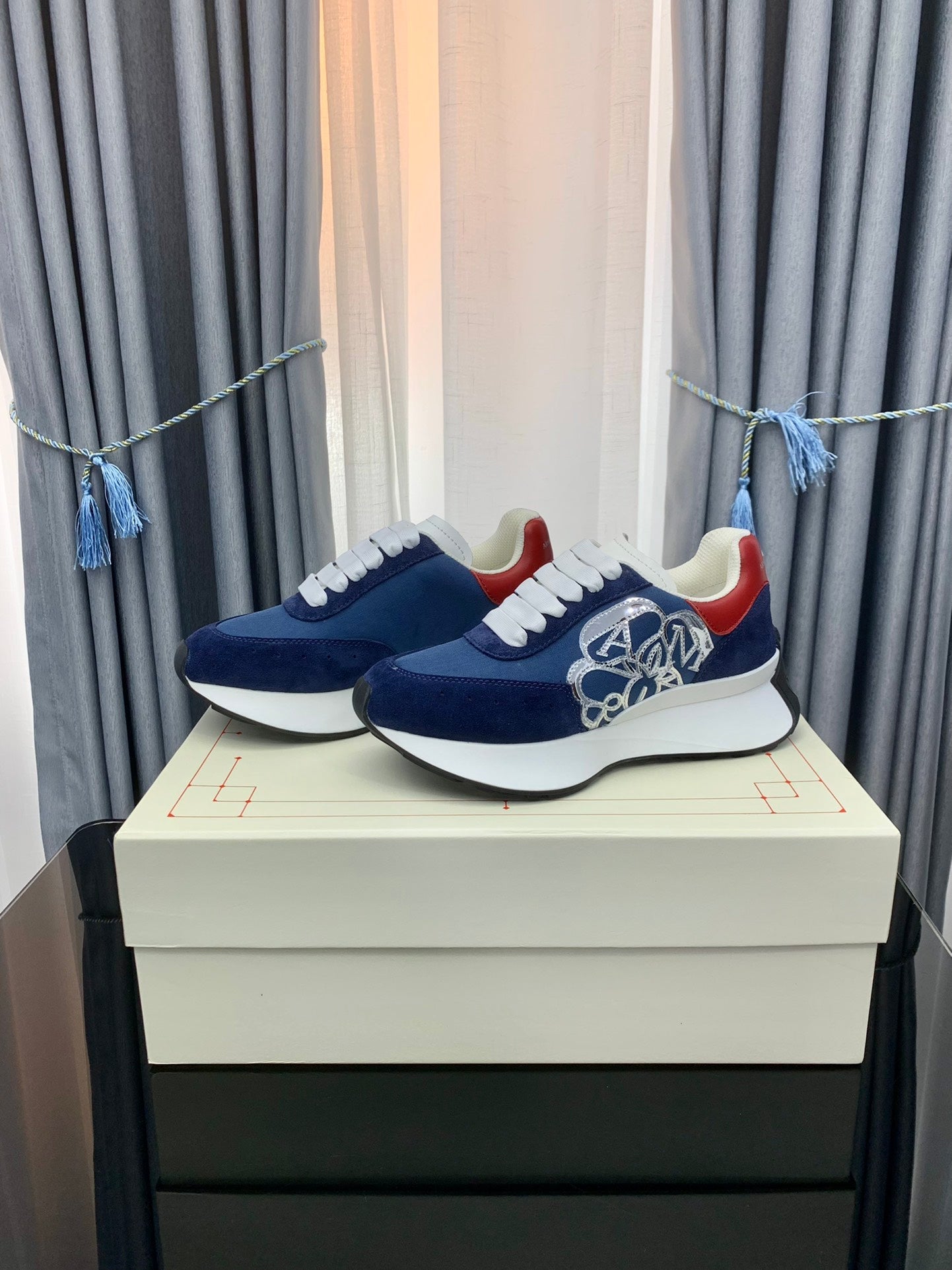 SPRINT RUNNER LOW-TOP NAVY BLUE SUEDE SILVER EMBROIDERED LOGO RED HEEL