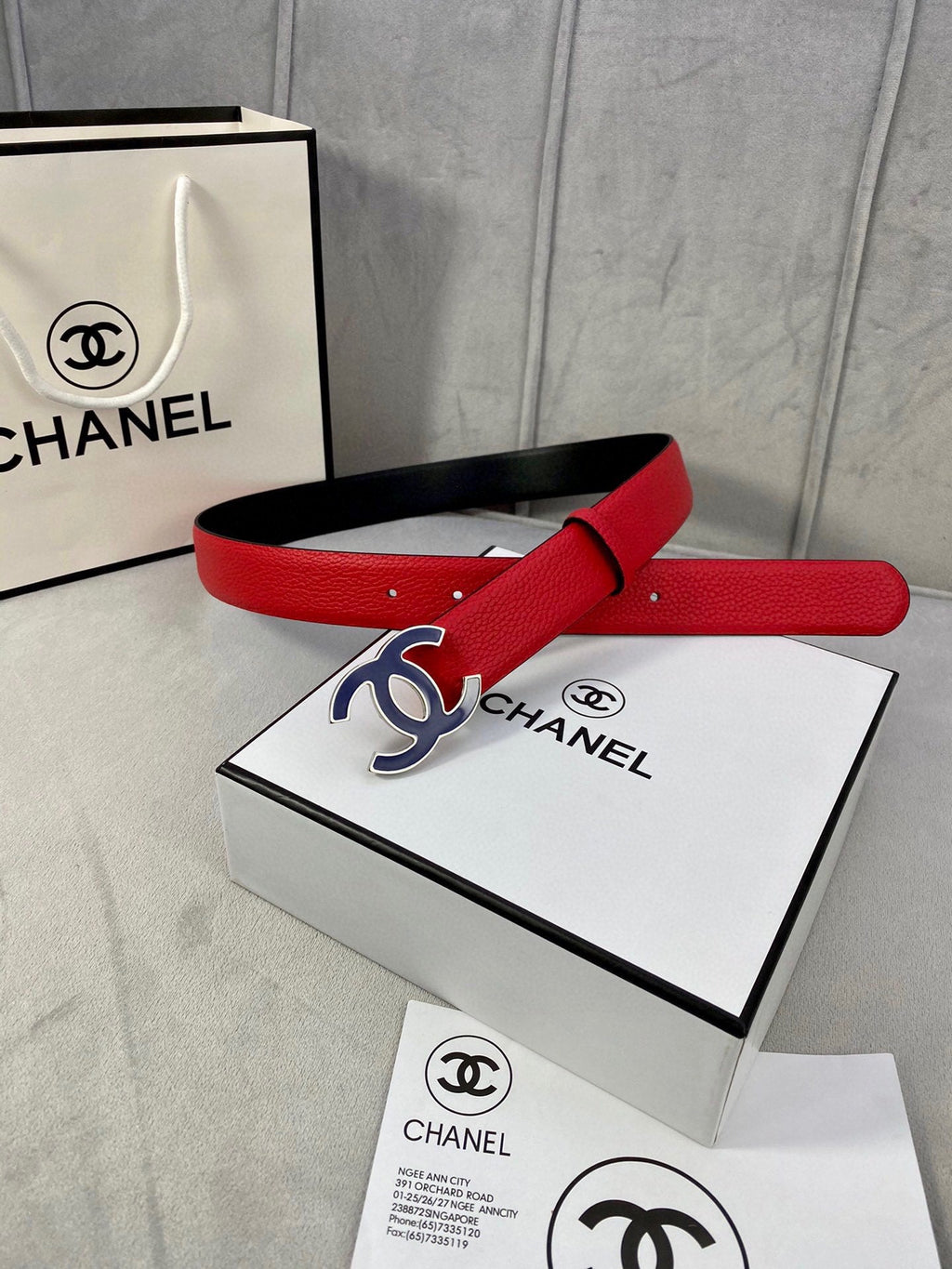CC 30MM BELT IN CHERRY RED GRAINED CALFSKIN WITH NAVY BLUE METAL LOGO