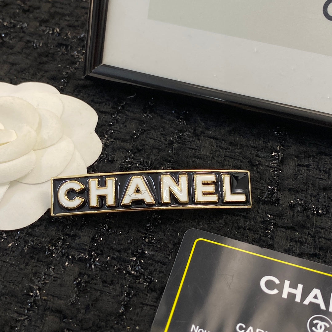 CHANEL 26S CHANEL LOGO LETTER ENAMEL BAR HAIR CLIP IN BLACK ENAMEL AND GOLD METAL 629926