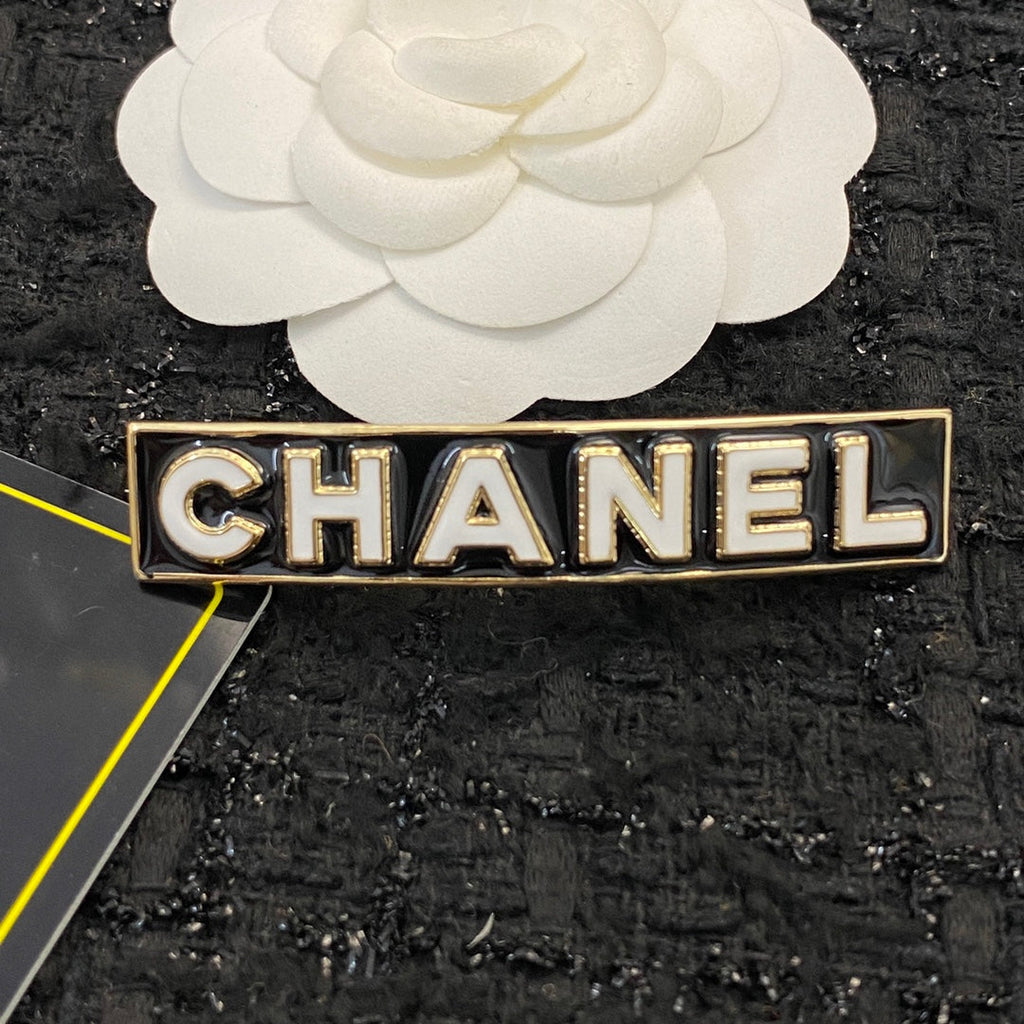 CHANEL 26S CHANEL LOGO LETTER ENAMEL BAR HAIR CLIP IN BLACK ENAMEL AND GOLD METAL 629926