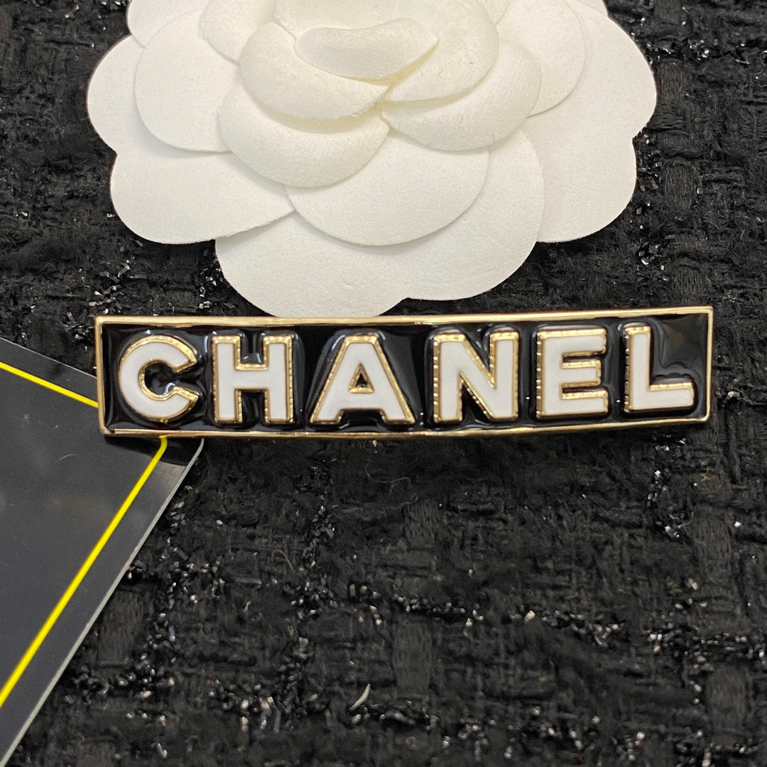 CHANEL 26S CHANEL LOGO LETTER ENAMEL BAR HAIR CLIP IN BLACK ENAMEL AND GOLD METAL 629926