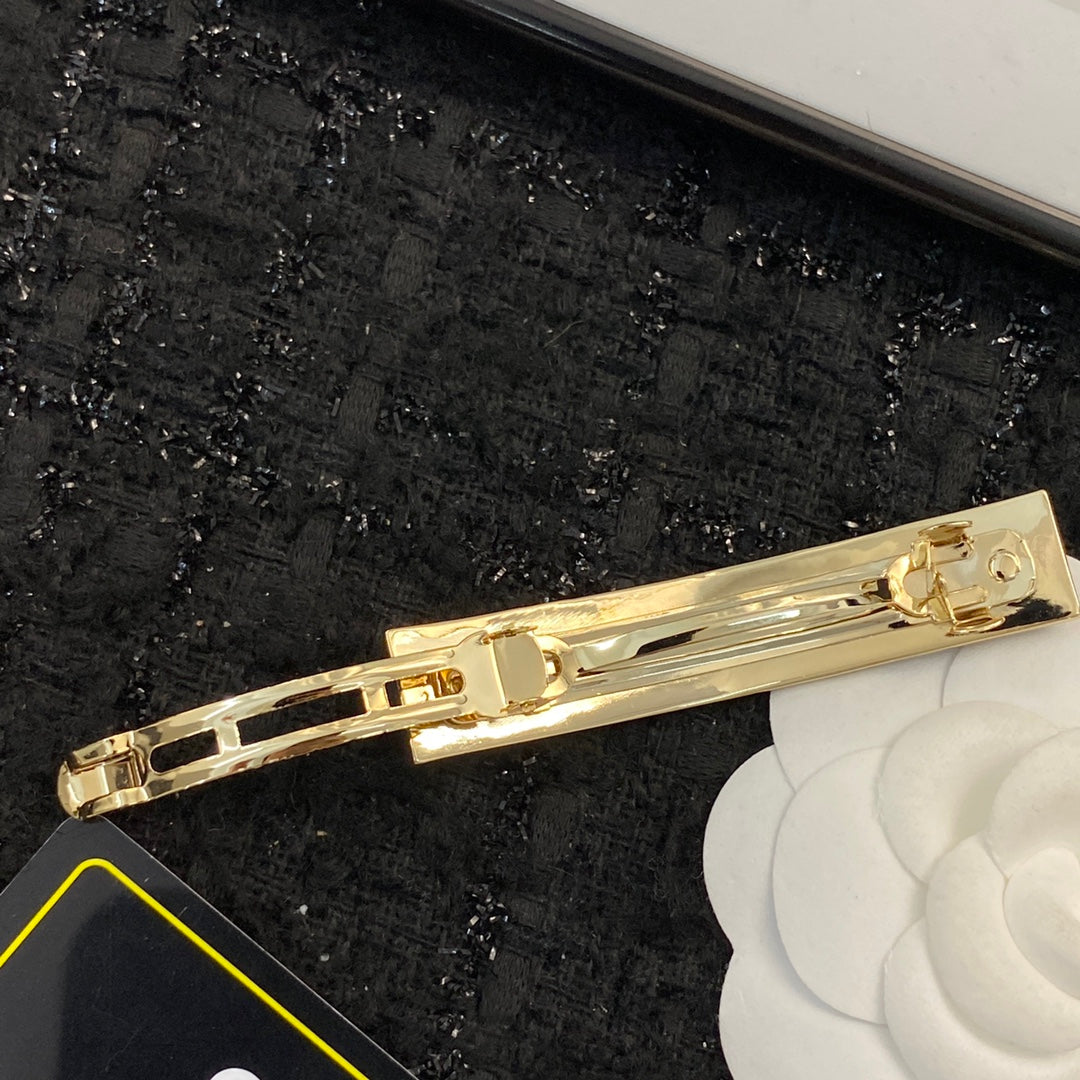 CHANEL 26S CHANEL LOGO LETTER ENAMEL BAR HAIR CLIP IN BLACK ENAMEL AND GOLD METAL 629926