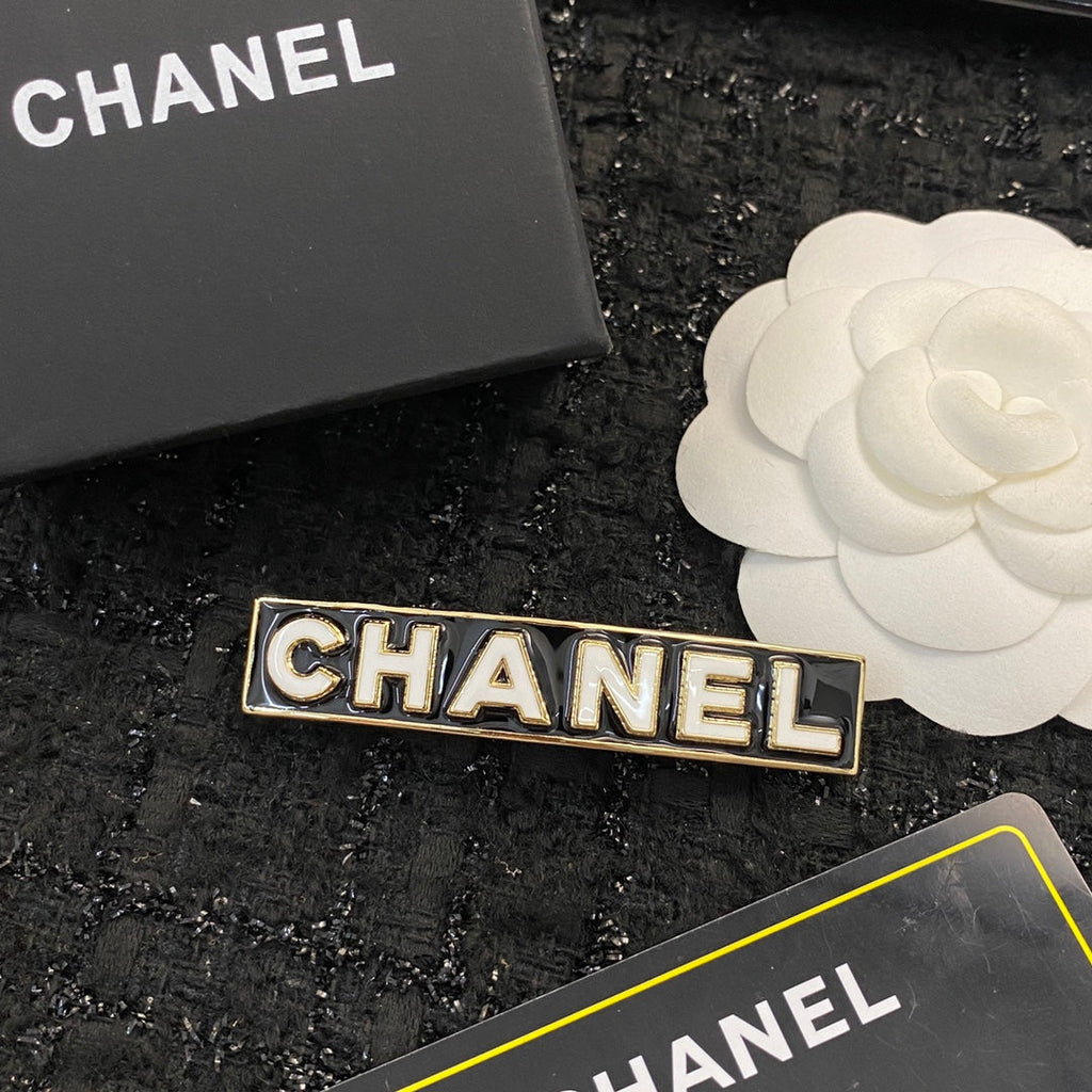 CHANEL 26S CHANEL LOGO LETTER ENAMEL BAR HAIR CLIP IN BLACK ENAMEL AND GOLD METAL 629926
