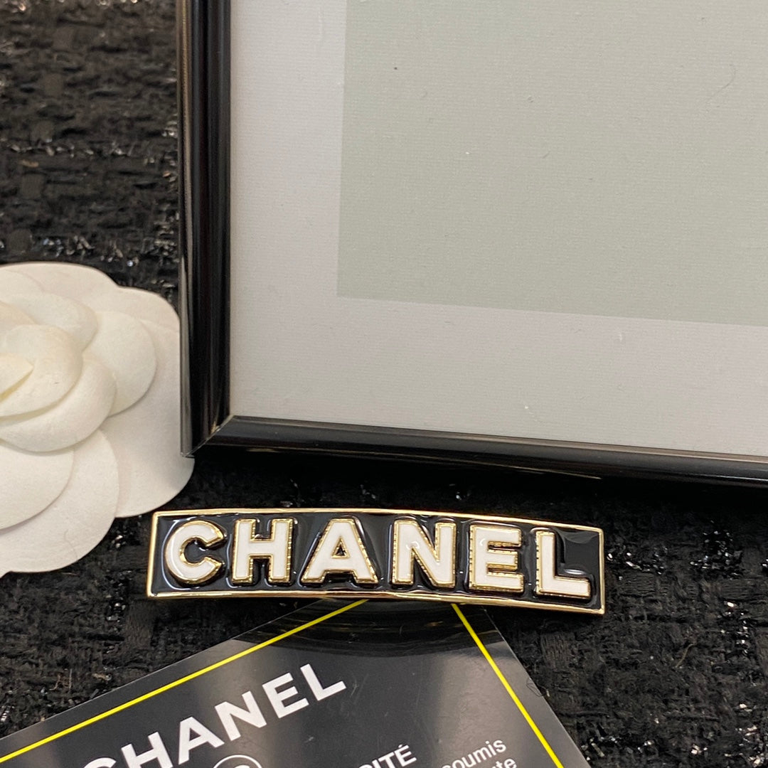CHANEL 26S CHANEL LOGO LETTER ENAMEL BAR HAIR CLIP IN BLACK ENAMEL AND GOLD METAL 629926