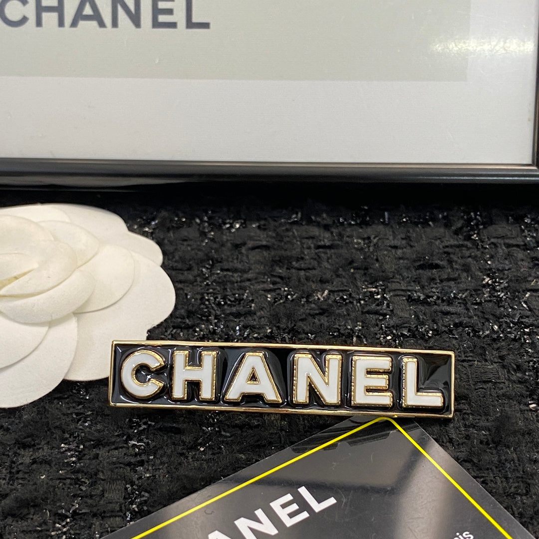 CHANEL 26S CHANEL LOGO LETTER ENAMEL BAR HAIR CLIP IN BLACK ENAMEL AND GOLD METAL 629926